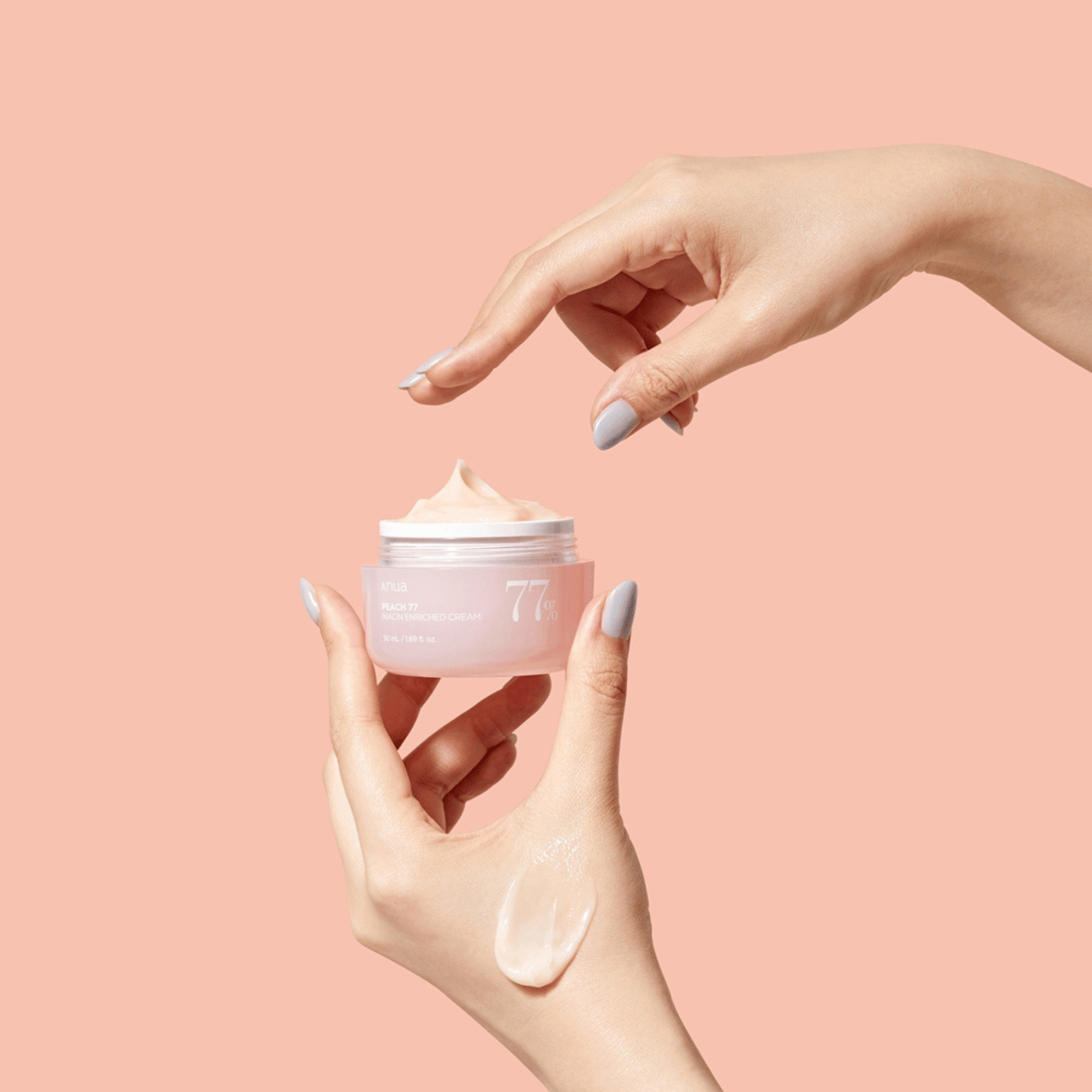 Die pflegende Peach Cream von Anua wird sanft auf die Haut aufgetragen