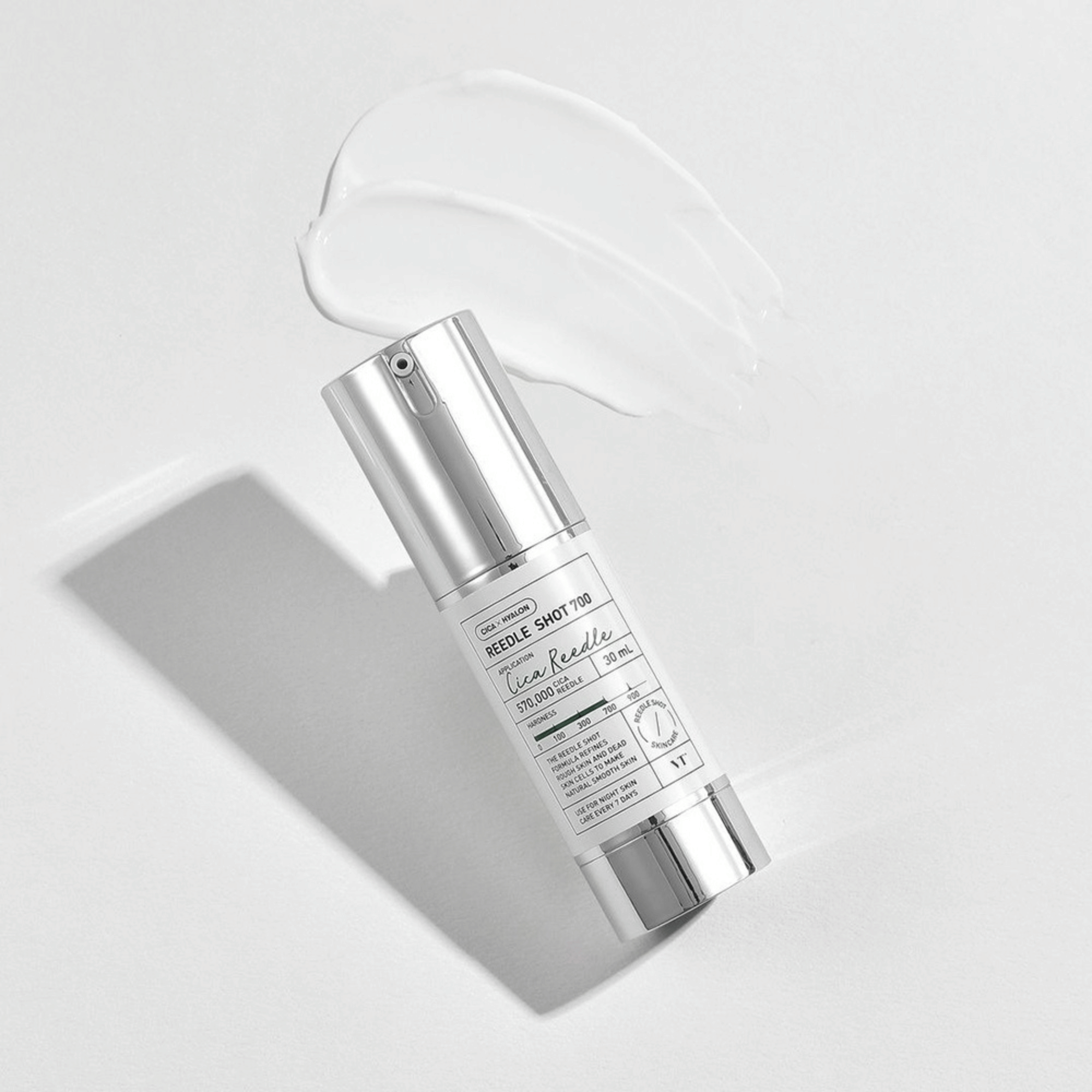 VT Reedle Shot 700 neben aufgetragener Textur, Szene in weichem Licht auf hellem Hintergrund – K-Beauty Highlight