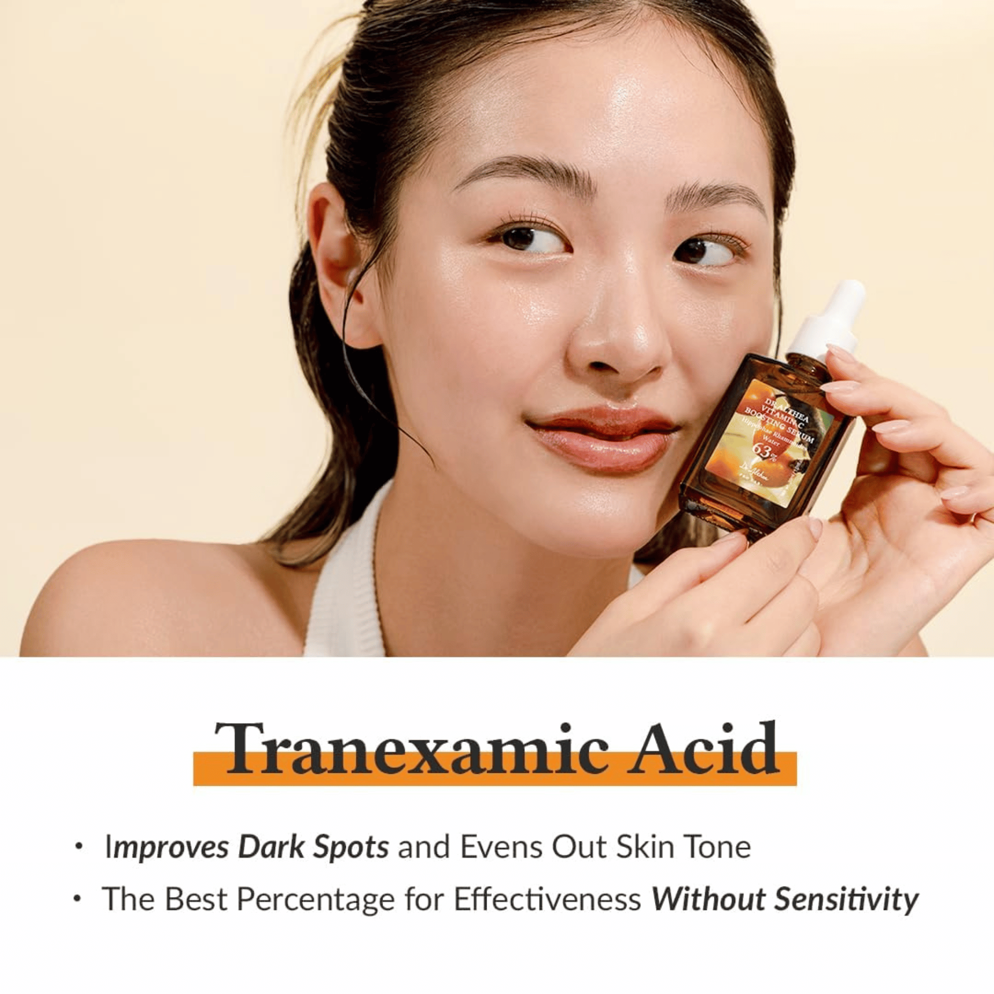 Eine Frau hält ein Vitamin C Serum von Dr. Althea und demonstriert dessen Vorteile bei der Aufhellung des Hauttons und der Reduzierung dunkler Flecken.