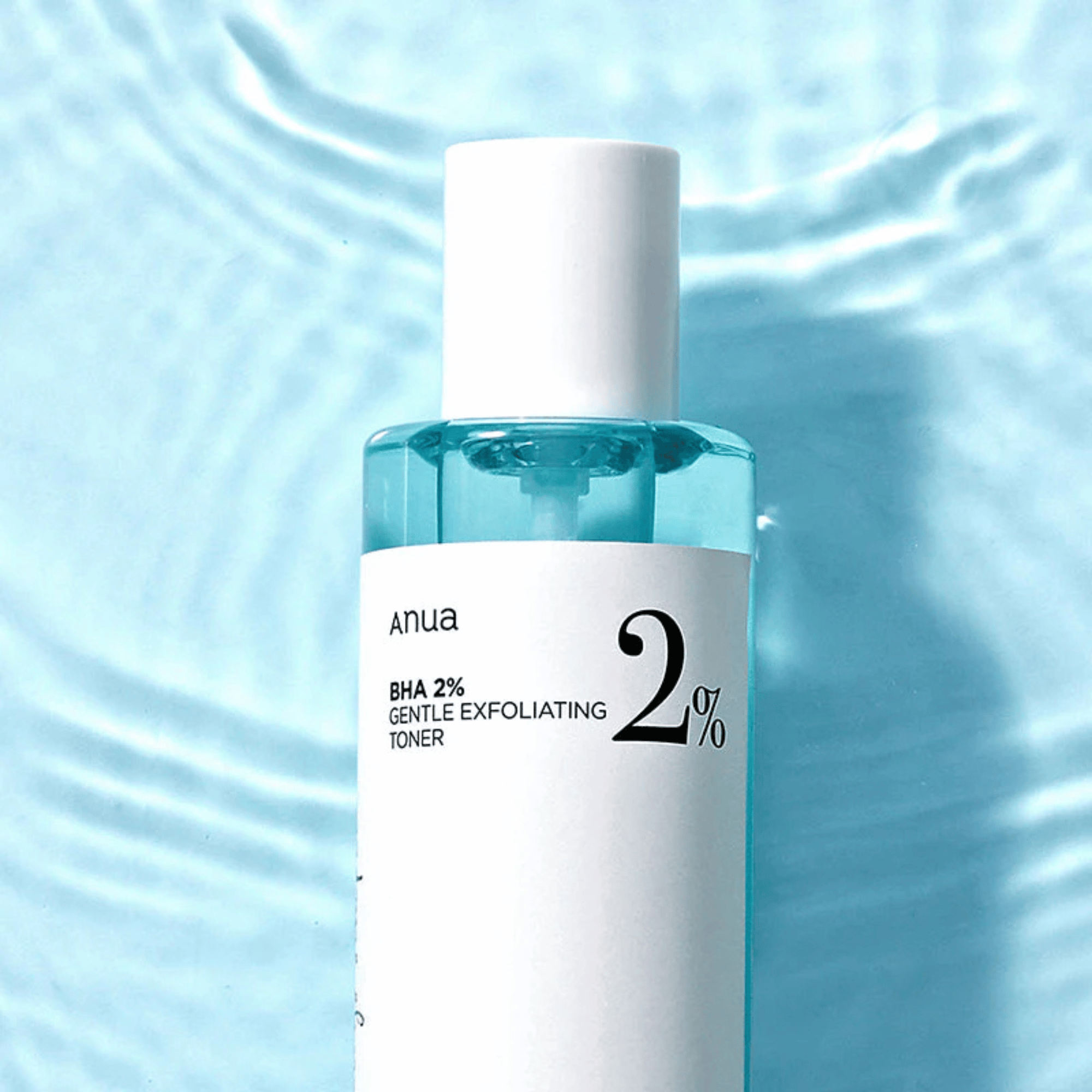 Der Anua BHA 2% Toner schwimmt in klarem Wasser, wodurch die frische und feuchtigkeitsspendende Wirkung des Peelings betont wird