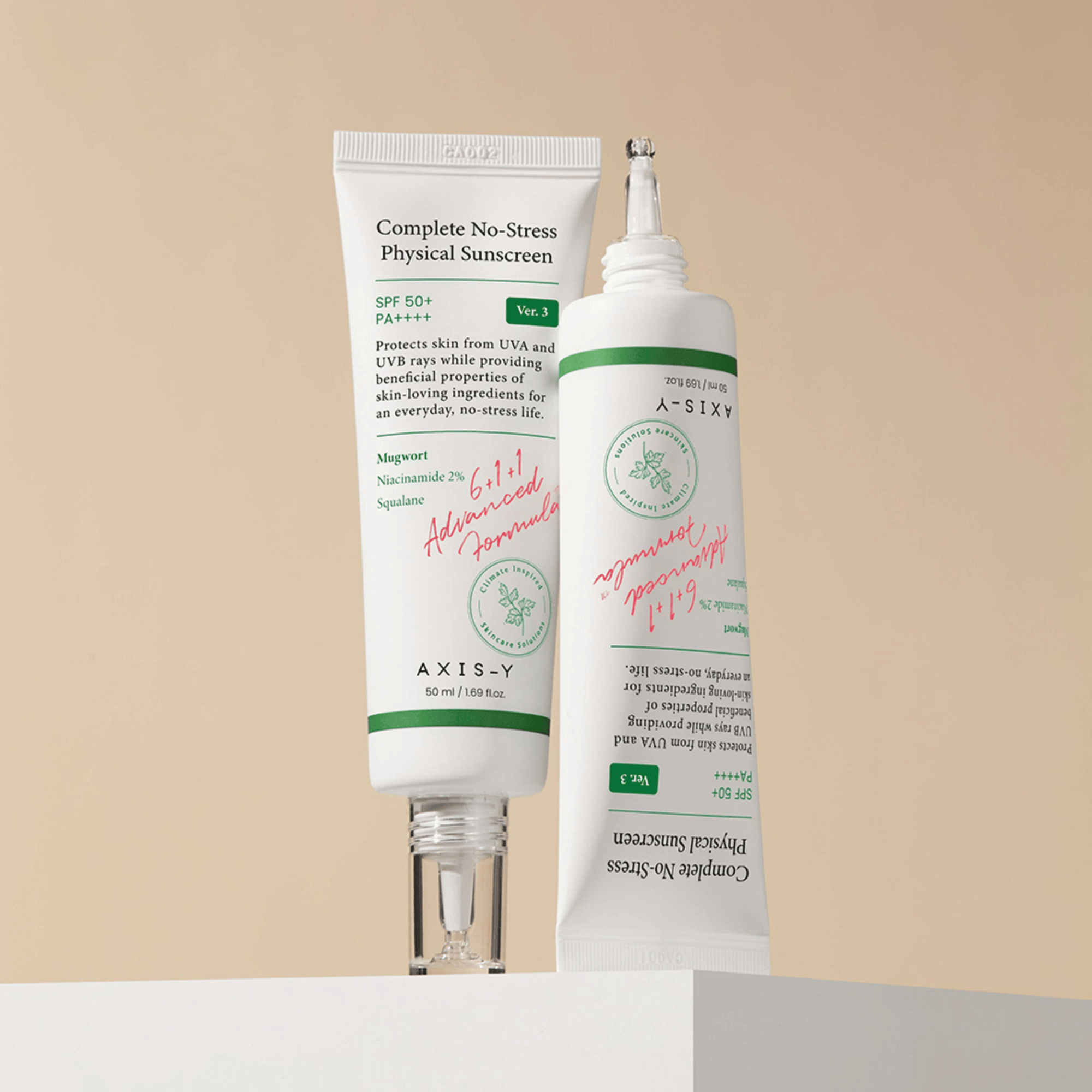 Zwei Tuben der AXIS-Y Complete No-Stress Physical Sunscreen nebeneinander auf einem hellen Block mit cremigem, natürlichem Licht