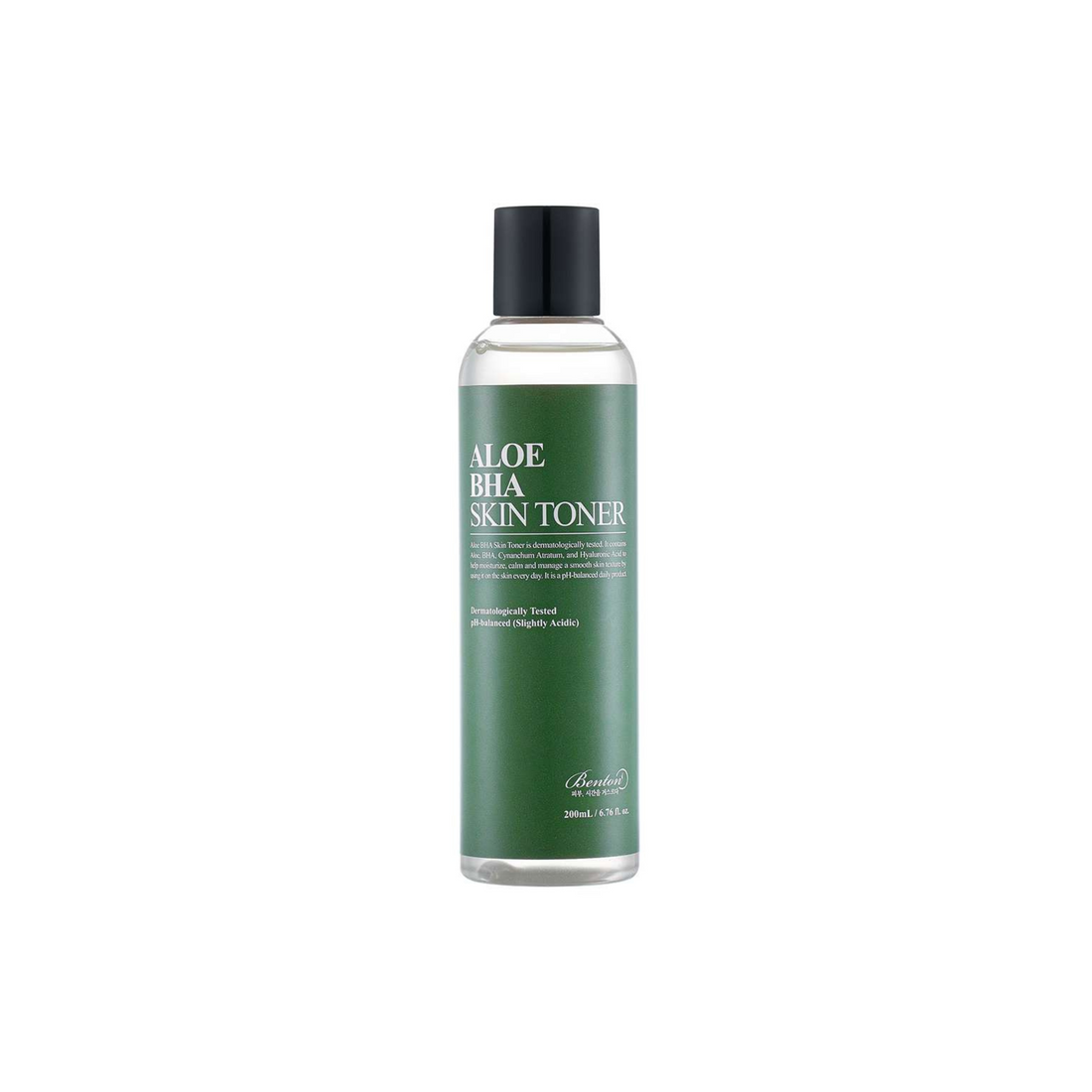 Eine durchsichtige Flasche mit schwarzem Deckel und der Aufschrift Benton Aloe BHA Skin Toner 200 ml steht aufrecht.