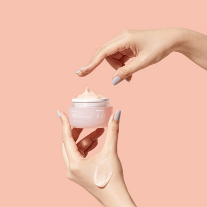 Die pflegende Peach Cream von Anua wird sanft auf die Haut aufgetragen