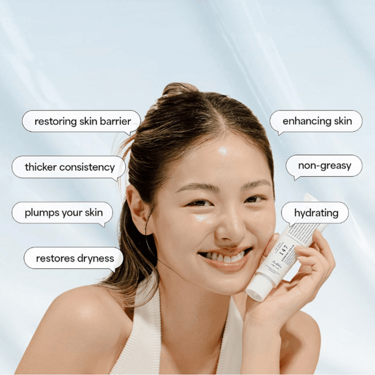 Lächelnde Frau hält ein Hautpflegeprodukt zur Wiederherstellung der Hautbarriere.