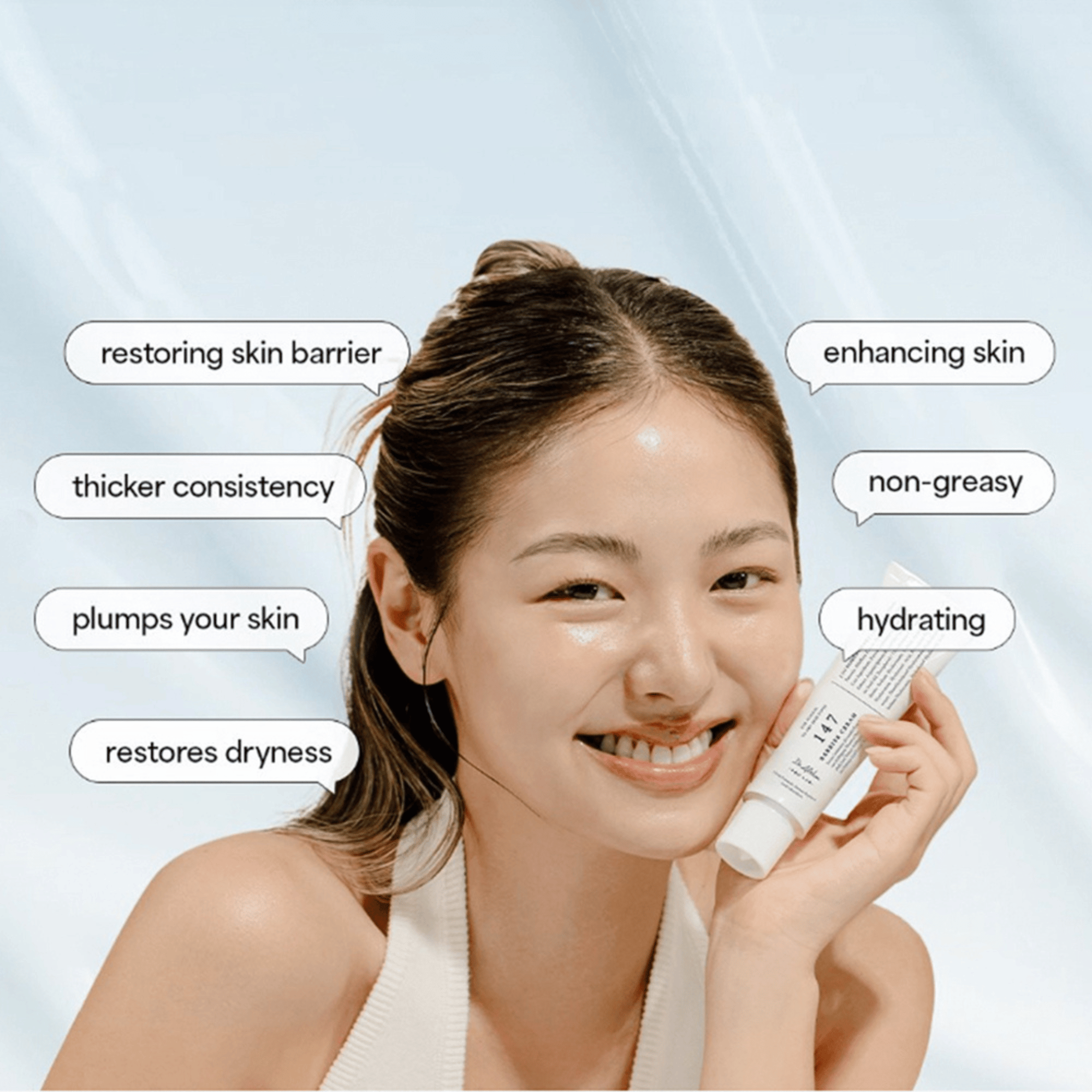 Lächelnde Frau hält ein Hautpflegeprodukt zur Wiederherstellung der Hautbarriere.