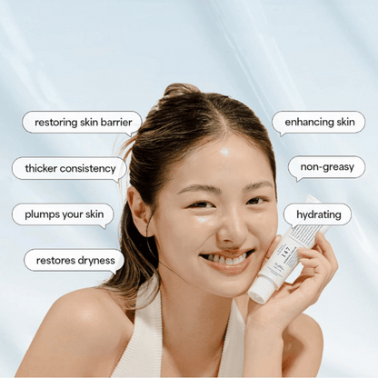 Lächelnde Frau hält ein Hautpflegeprodukt zur Wiederherstellung der Hautbarriere.