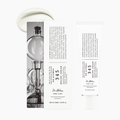 Weiße Tube und Schachtel der Dr. Althea 345 Relief Cream mit Crememuster auf weißem Hintergrund. 