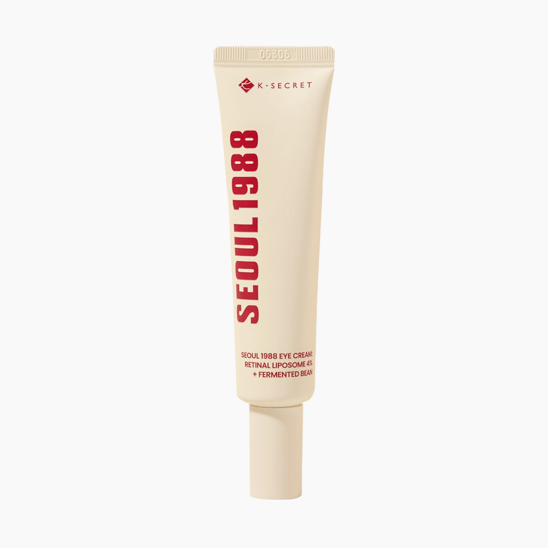 Eine beigefarbene Tube mit der Aufschrift SEOUL1988 und roter Schrift, die K-Secret SEOUL 1988 Eye Cream Retinal Liposome 4% + Fermented Bean 30ml enthält, ist auf einem weißen Hintergrund abgebildet.