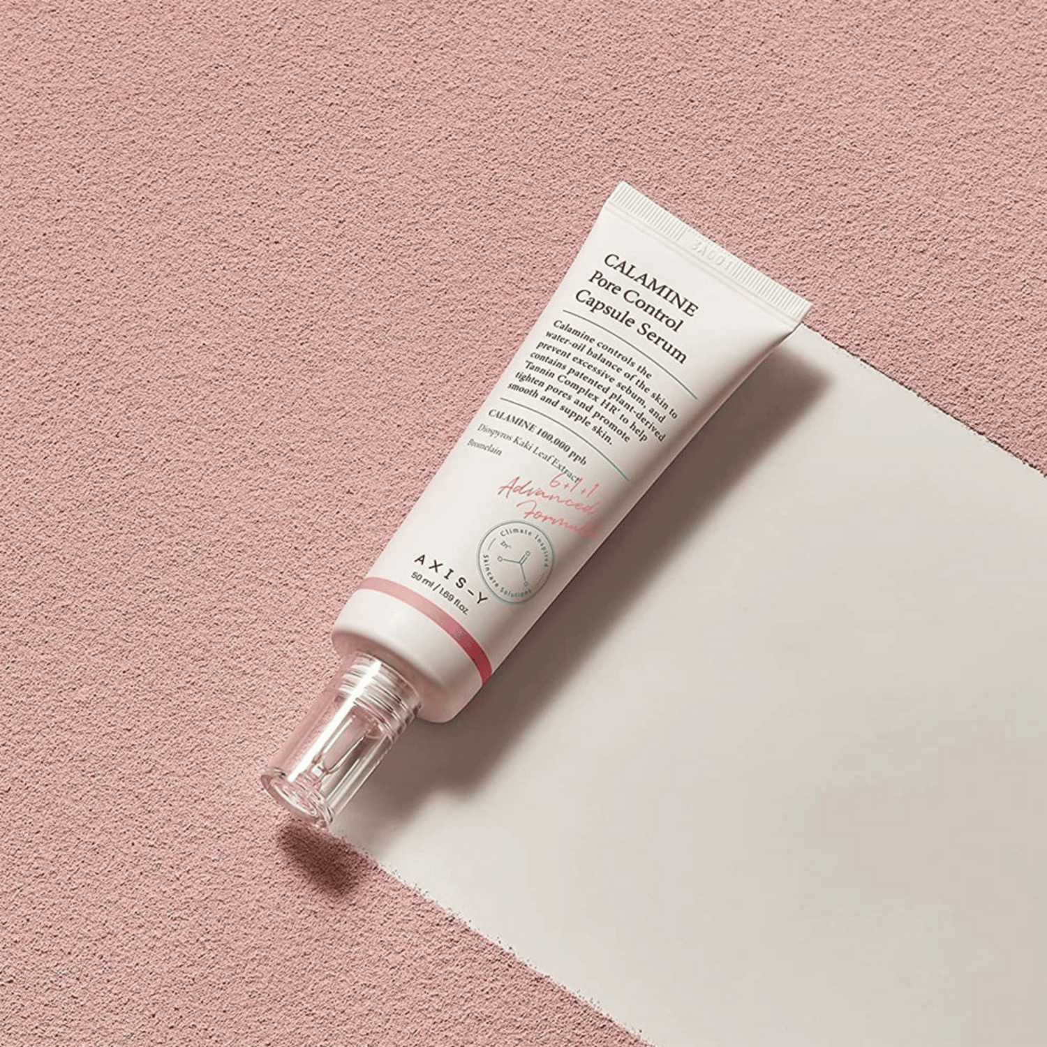 Axis-Y Calamine Pore Control Capsule Serum auf rosa Hintergrund