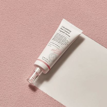 Axis-Y Calamine Pore Control Capsule Serum auf rosa Hintergrund