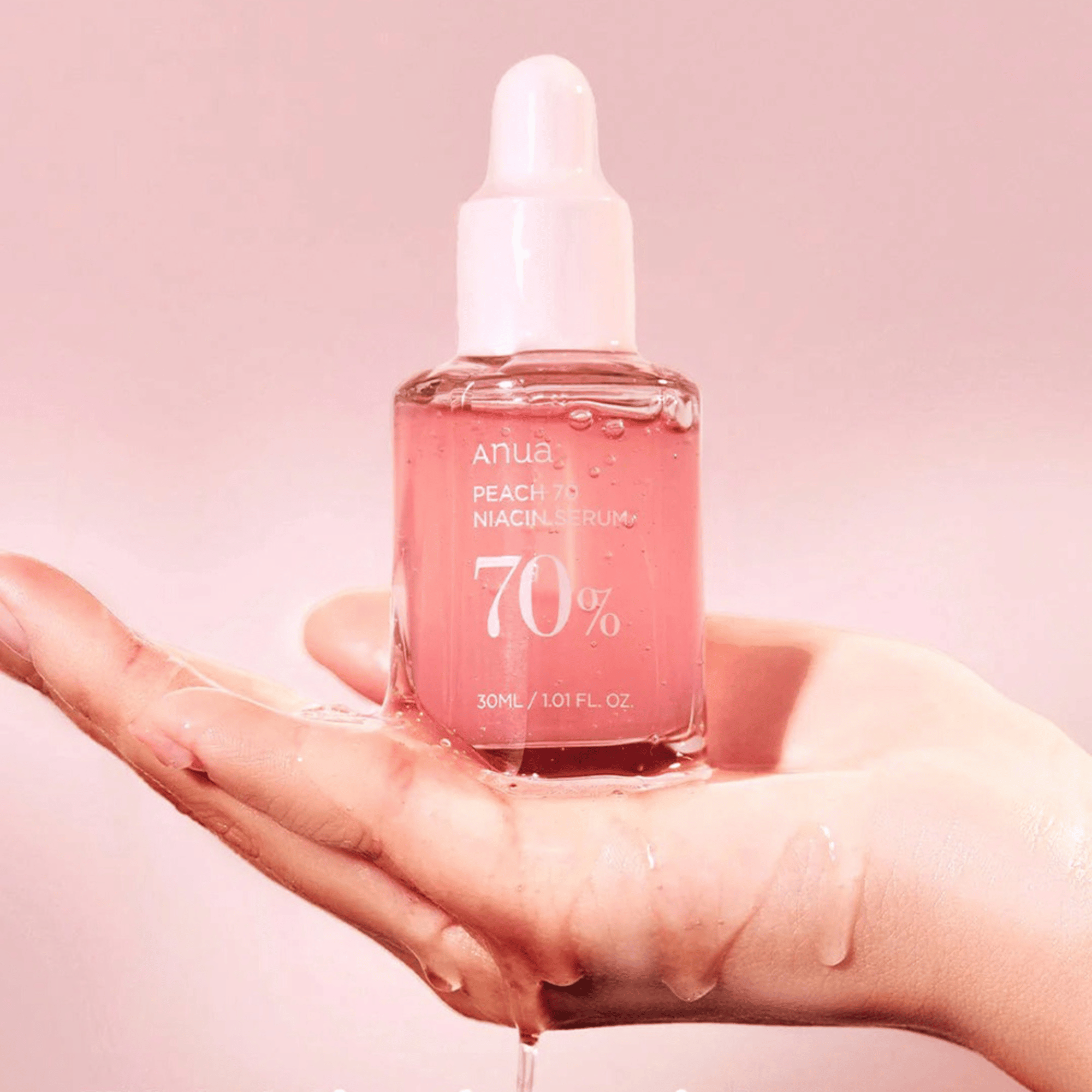 Anua Peach 70 Niacin Serum Textur auf Handfläche