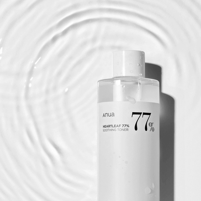 Anua Heartleaf 77% Soothing Toner in elegantem Licht- und Schattenspiel – perfekte Balance für sensible Haut.