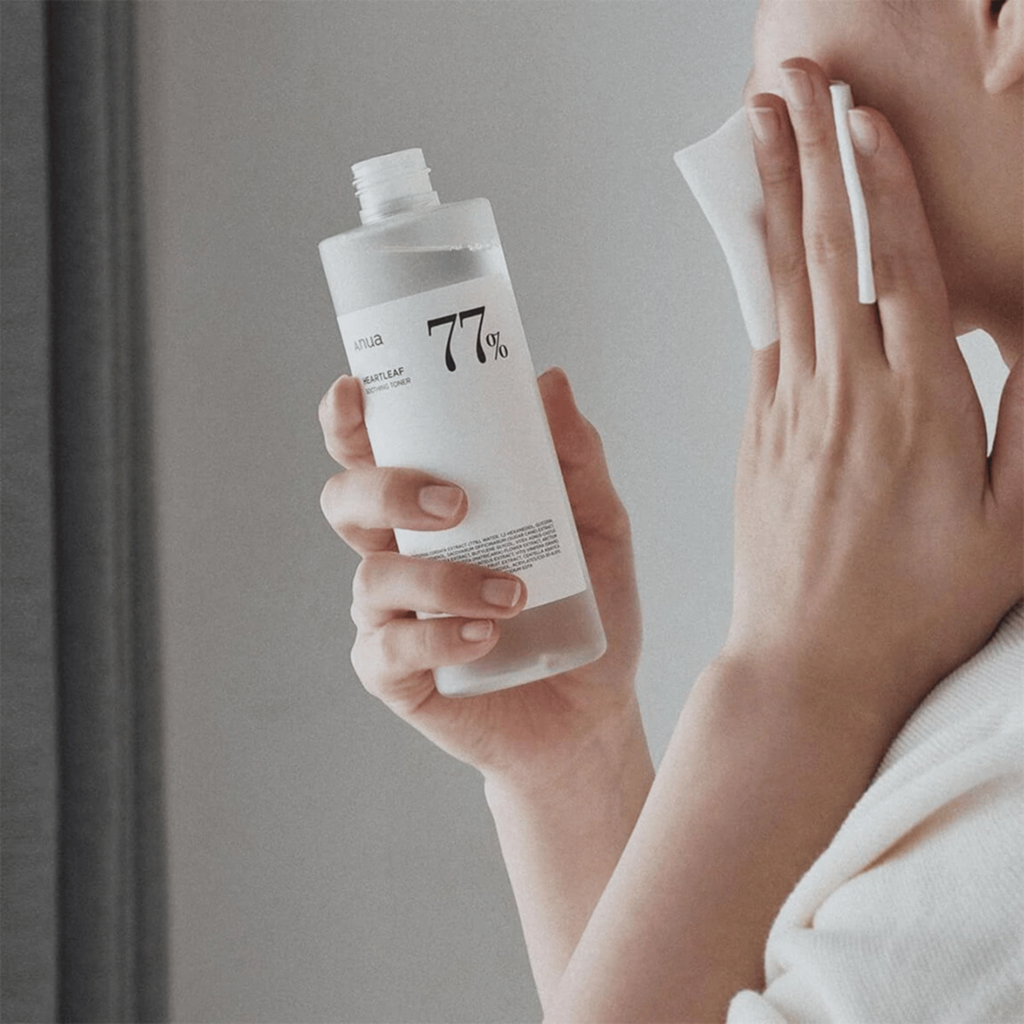 Der Toner von Anua in der Anwendung, die Frische und Leichtigkeit vermittelt – korean skincare auf den Punkt gebracht.