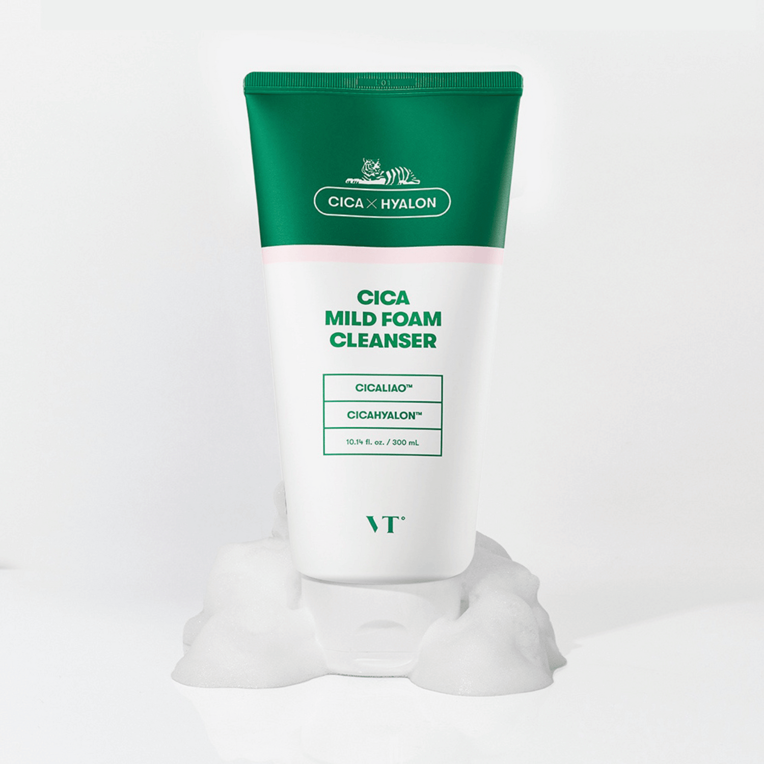 VT Cica Mild Foam Cleanser 300ml aufrecht in weißem Reinigungsschaum, Clean Beauty aus Korea mit beruhigender Wirkung