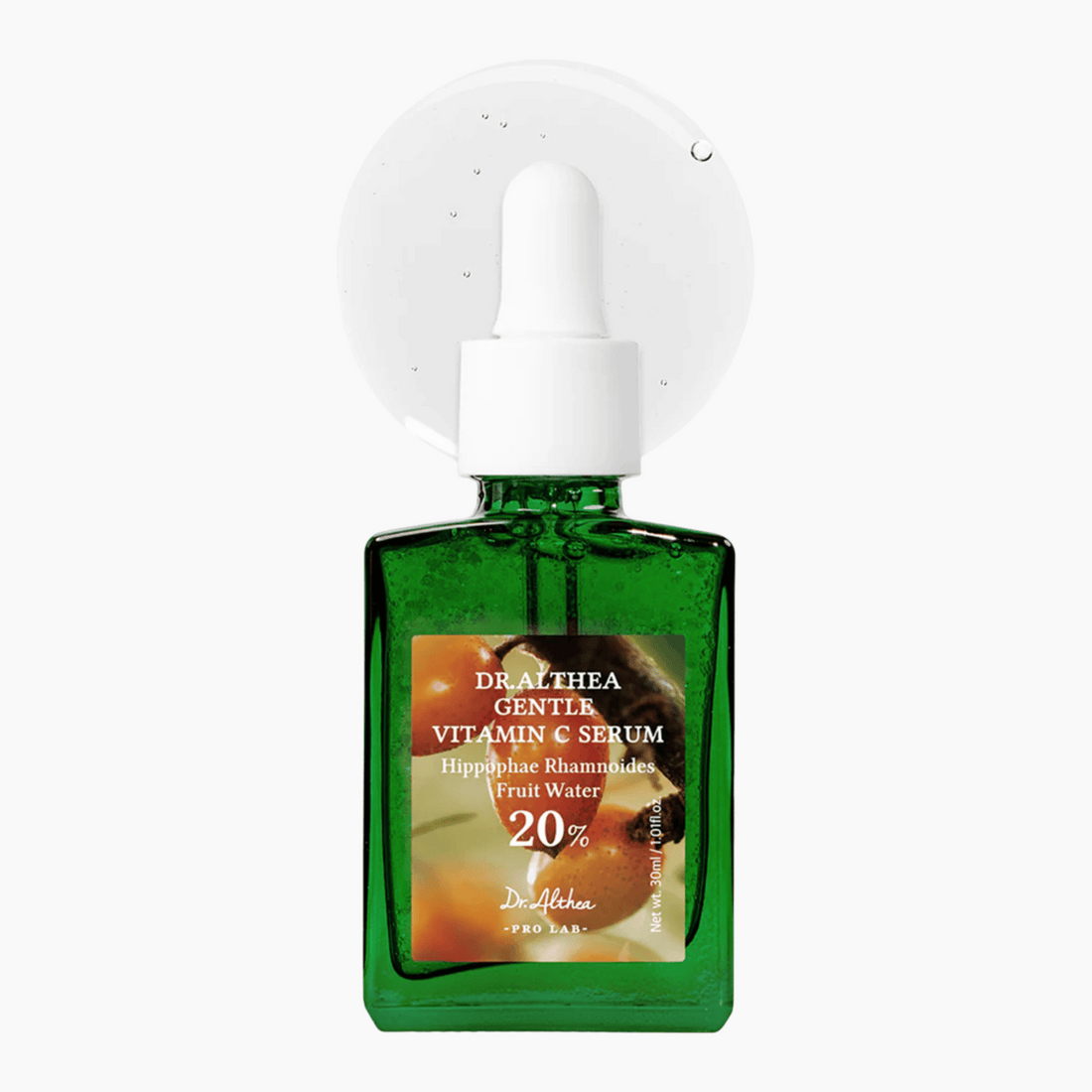 Eine grüne Flasche aus Glas in der Dr. Althea Gentle Vitamin C Serum 30 ml dargestellt ist, auf weißem Hintergrund