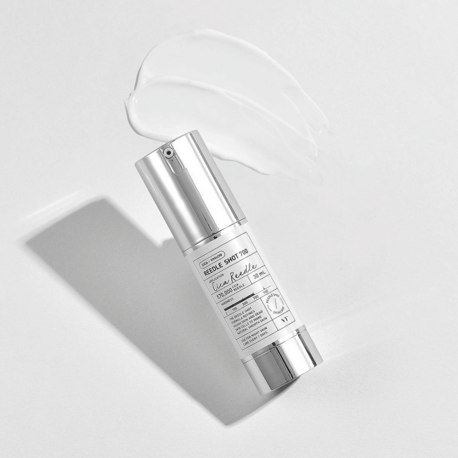 VT Reedle Shot 700 neben aufgetragener Textur, Szene in weichem Licht auf hellem Hintergrund – K-Beauty Highlight