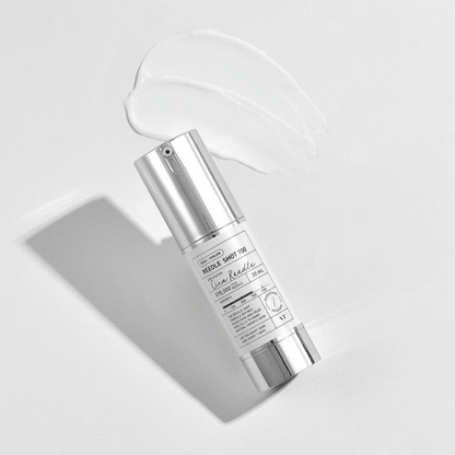 VT Reedle Shot 700 neben aufgetragener Textur, Szene in weichem Licht auf hellem Hintergrund – K-Beauty Highlight