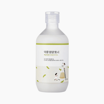 Eine weiße Flasche mit der Aufschrift "ROUND LAB Soybean Toner 300ml" zeigt ein grünes und weißes Design mit koreanischem Text und einfachen Illustrationen von Menschen und Blättern.
