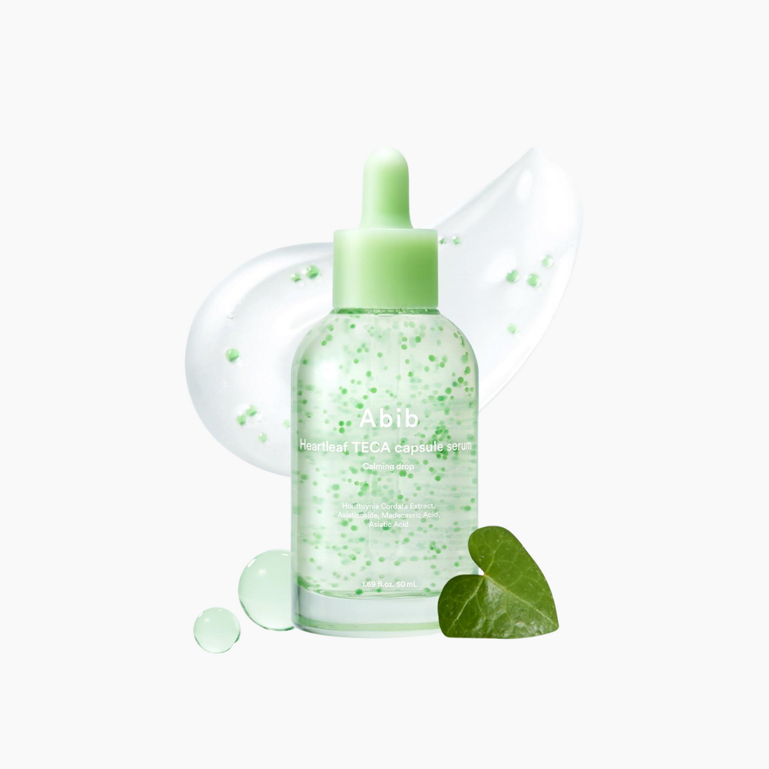 Eine durchsichtige Tropfflasche mit der Aufschrift Abib Heartleaf TECA Capsule Serum Calming Drop 50ml enthält grüne Kapseln, die mit einem Gel-Muster, Tropfen und einem Herzblatt-Pflanzendetail dargestellt sind.