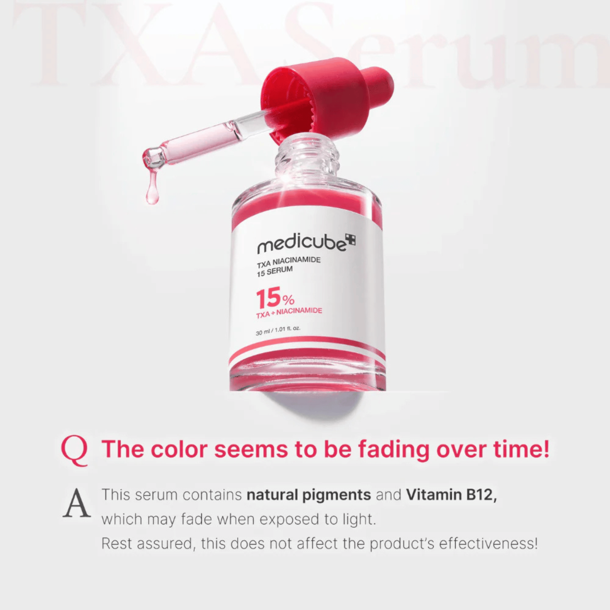 Eine Tropfflasche Medicube TXA Niacinamide 15 Serum 30ml mit rosafarbener Flüssigkeit und dem Hinweis, dass der natürliche Farbstoff mit der Zeit verblassen kann.