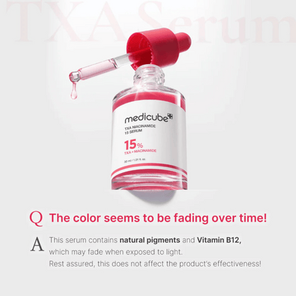Eine Tropfflasche Medicube TXA Niacinamide 15 Serum 30ml mit rosafarbener Flüssigkeit und dem Hinweis, dass der natürliche Farbstoff mit der Zeit verblassen kann.