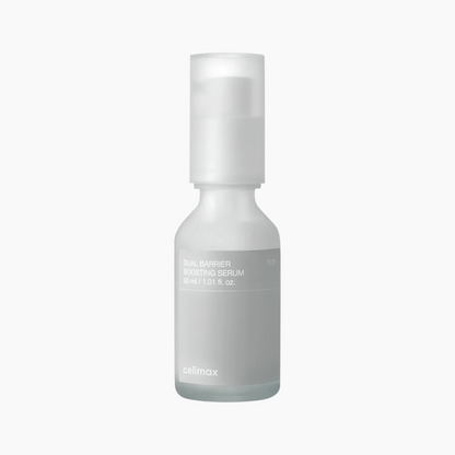 Das Celimax Dual Barrier Boosting Serum in einer 30-ml-Flasche aus Milchglas hat einen weißen Pumpspender und ein minimalistisches grau-weißes Etikett.
