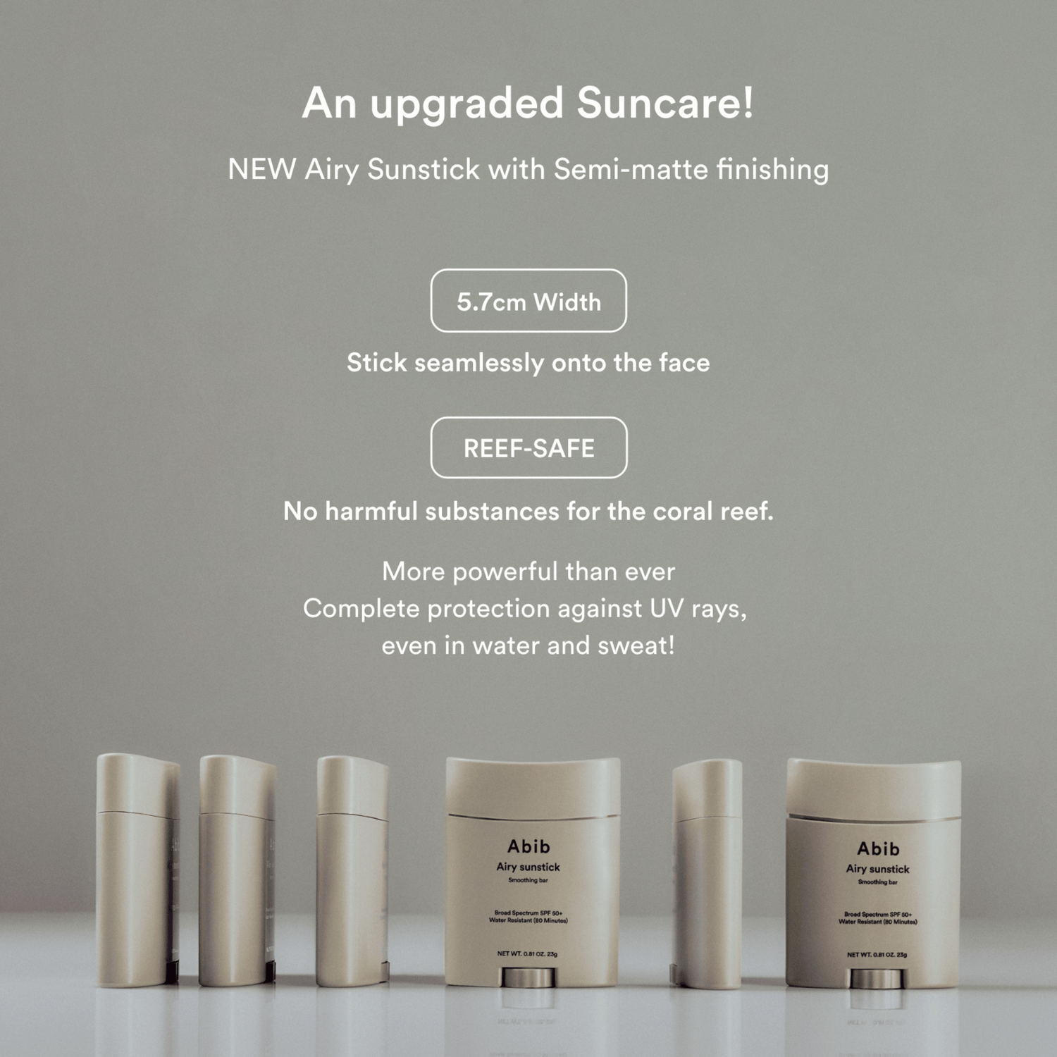 Fünf Abib Airy Sunstick Smoothing Bar 23g-Behälter in Beige sind auf einer Fläche angeordnet. Der Text darüber hebt Merkmale wie ein semi-mattes Finish und eine riffsichere Formel hervor.