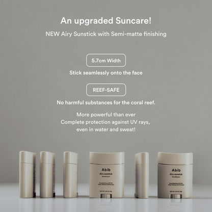 Fünf Abib Airy Sunstick Smoothing Bar 23g-Behälter in Beige sind auf einer Fläche angeordnet. Der Text darüber hebt Merkmale wie ein semi-mattes Finish und eine riffsichere Formel hervor.