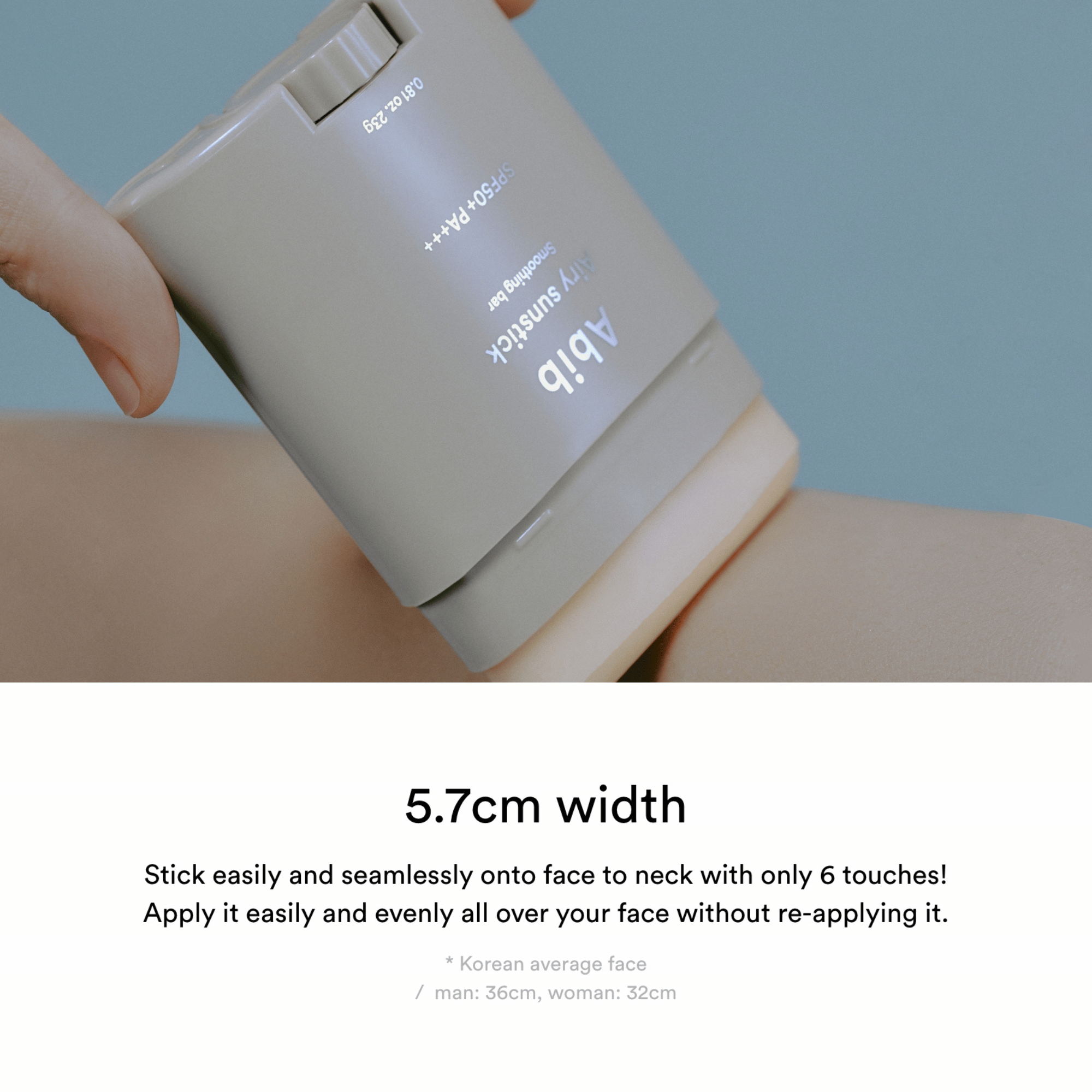 Eine Hand trägt den Abib Airy Sunstick Smoothing Bar 23g auf. Der 5,7 cm breite Applikator sorgt für eine schnelle und gleichmäßige Abdeckung von Gesicht und Hals.