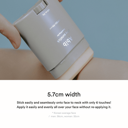 Eine Hand trägt den Abib Airy Sunstick Smoothing Bar 23g auf. Der 5,7 cm breite Applikator sorgt für eine schnelle und gleichmäßige Abdeckung von Gesicht und Hals.