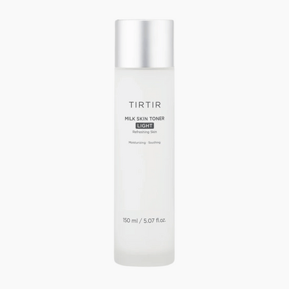 Transparente Flasche des TIRTIR Milk Skin Toner Light 150ml mit silbernem Deckel auf weißem Hintergrund für feuchtigkeitsspendende Pflege