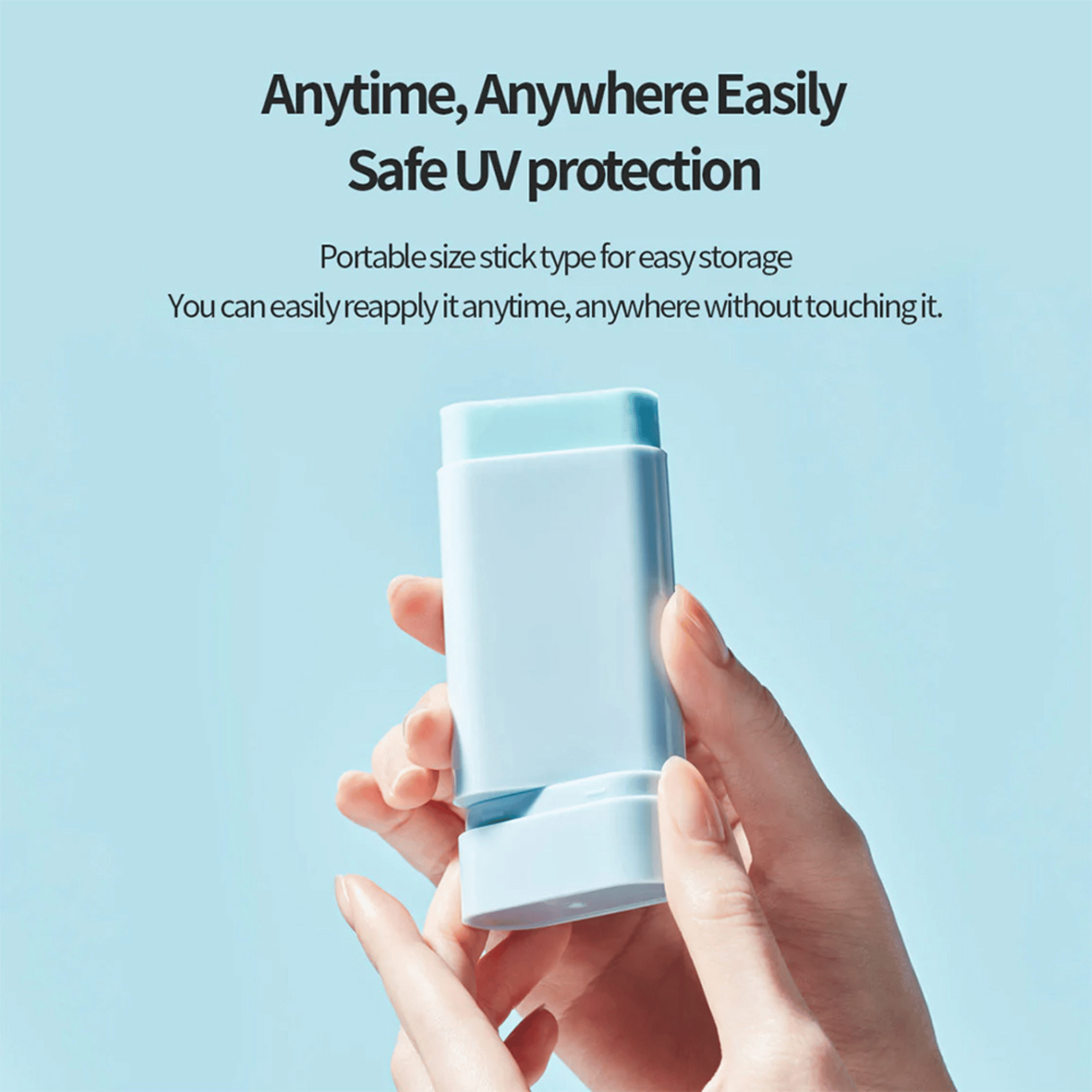 Aufgeklappter Tocobo Sun Stick wird in zwei Händen gehalten, Fokus auf die praktische Stickform für einfache Anwendung