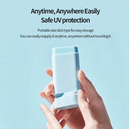 Aufgeklappter Tocobo Sun Stick wird in zwei Händen gehalten, Fokus auf die praktische Stickform für einfache Anwendung