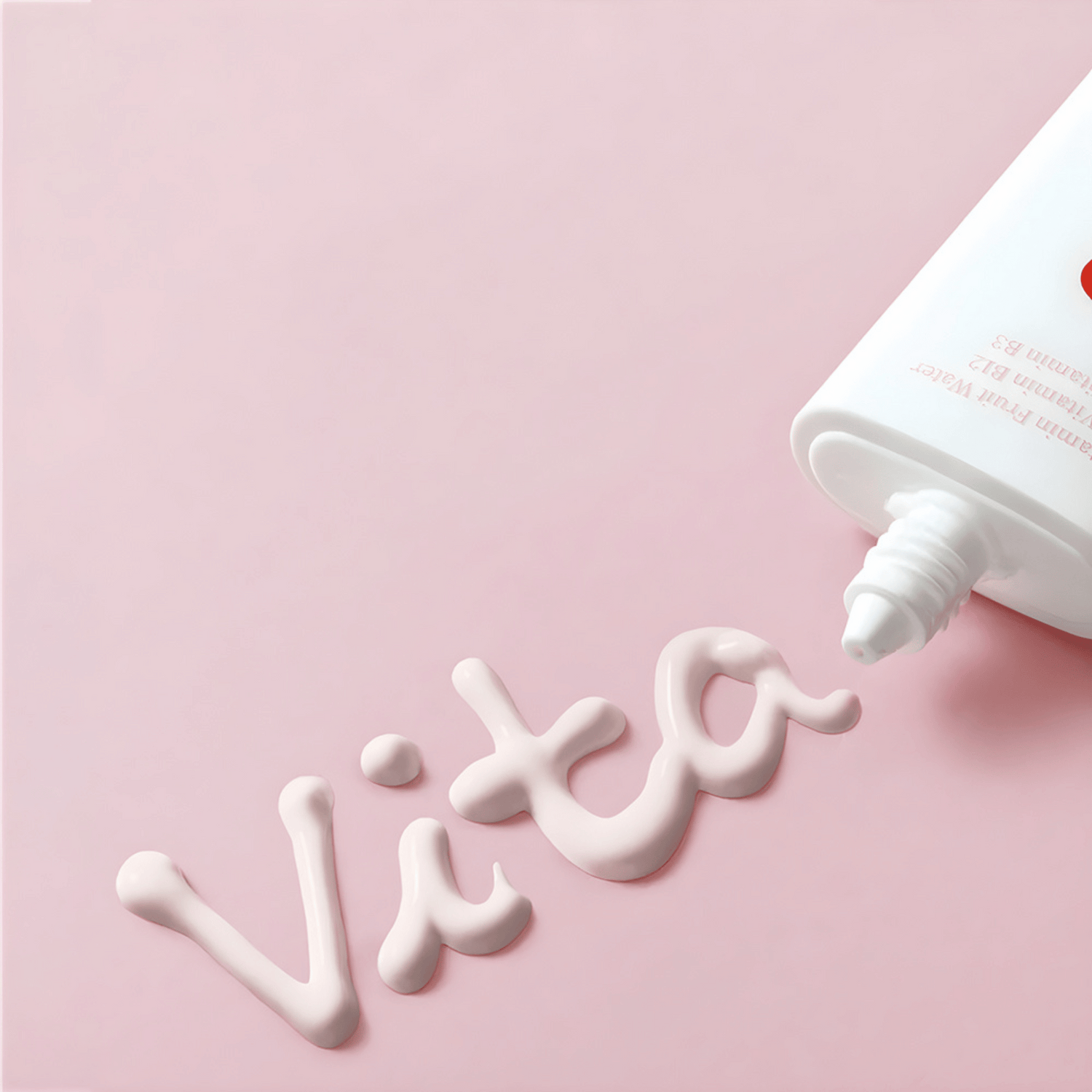 Ausgedrückte Tocobo Tone Up Cream schreibt „Vita“ auf rosa Fläche cremige Textur 