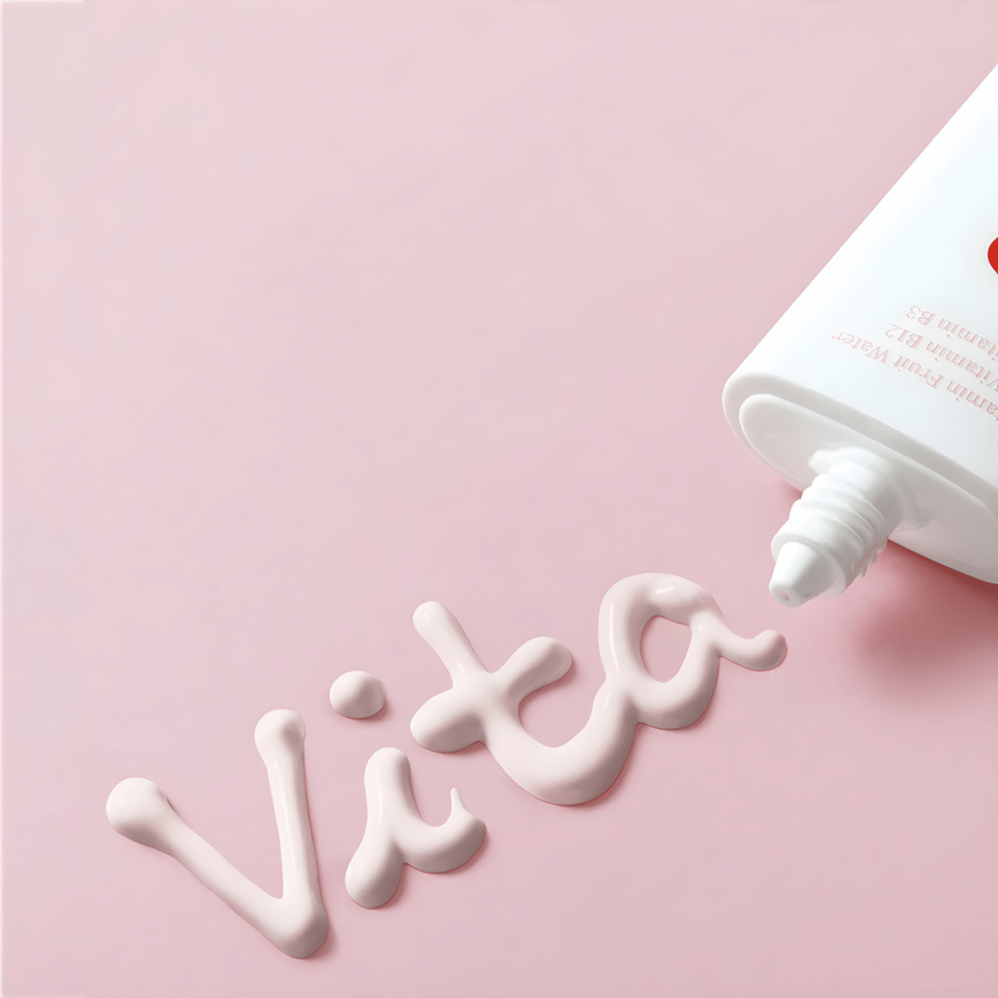 Ausgedrückte Tocobo Tone Up Cream schreibt „Vita“ auf rosa Fläche cremige Textur 