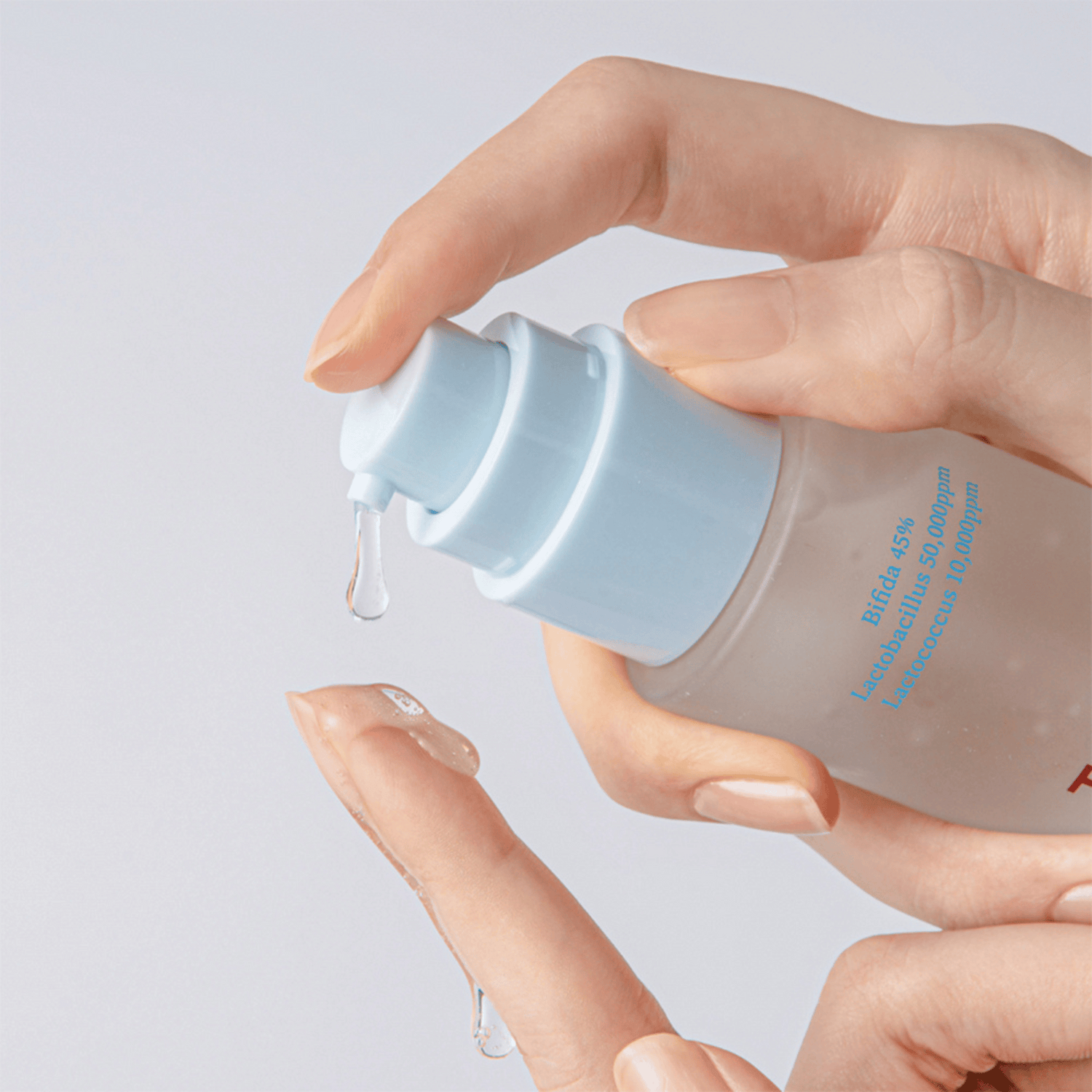 Nahaufnahme der Tocobo Bifida Biome Essence beim Auftragen, zeigt die klare, feuchtigkeitsspendende Textur
