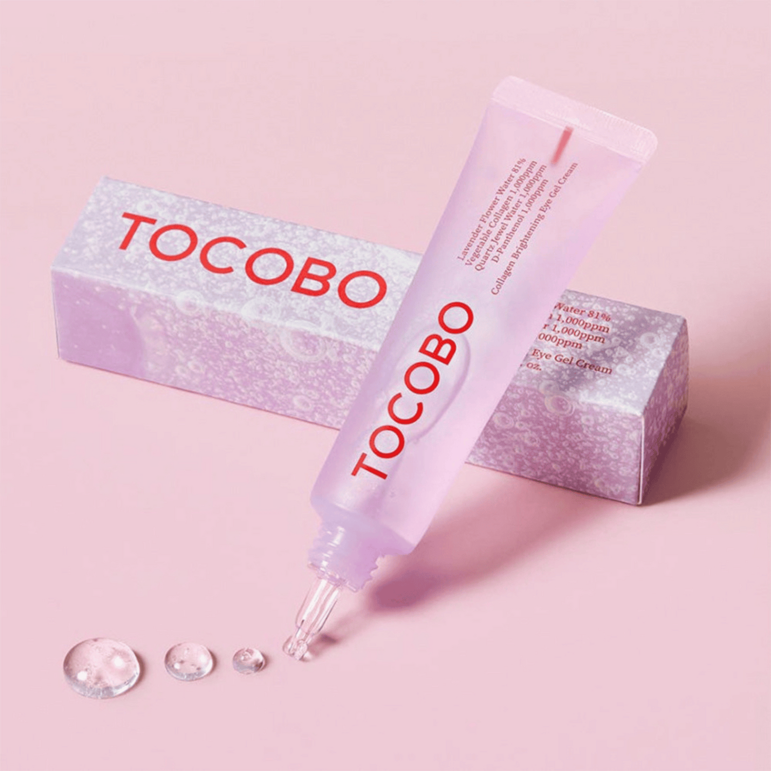 Tocobo Collagen Eye Gel Cream neben farblich passender Box auf rosa Fläche, Geltextur in Tropfenform im Vordergrund
