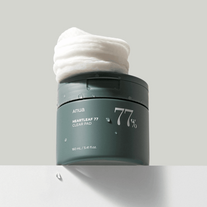Offene Dose mit den Heartleaf 77% Clear Pads von Anua, die weichen Tonerpads sind feucht und beruhigend – ein K-Beauty Bestseller.