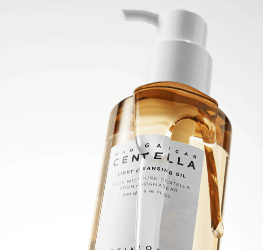Skin1004 Centella Light Cleansing Oil in der auch die Textur der Oils zusehen ist.
