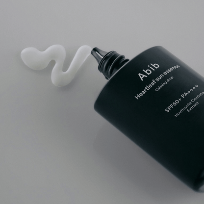 Weiße, cremige Konsistenz der Abib Sun Essence – nicht fettend und ideal für die tägliche Pflegeroutine