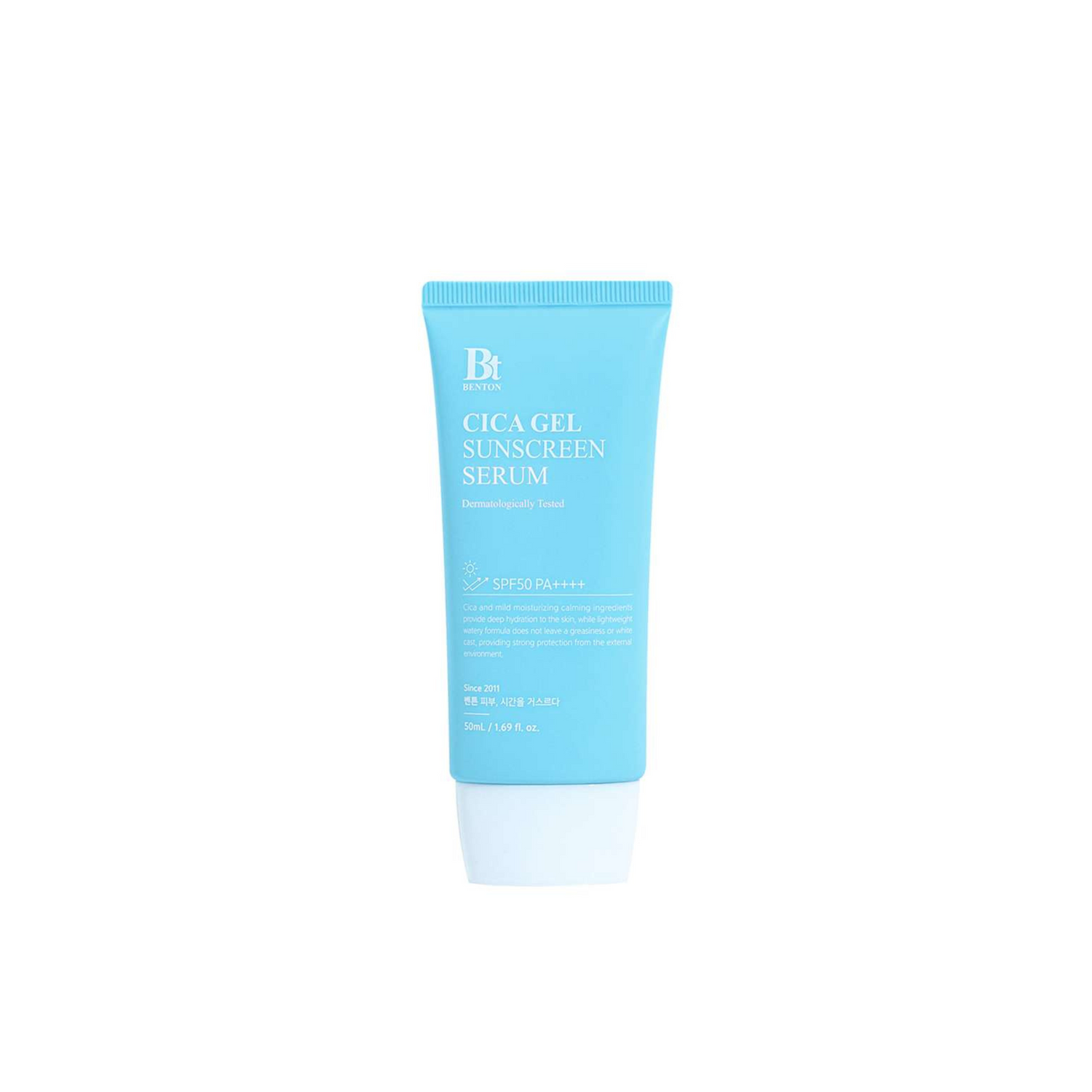 Eine blaue Tube Benton CICA Gel Sunscreen Serum SPF50, steht aufrecht vor einem weißen Hintergrund.