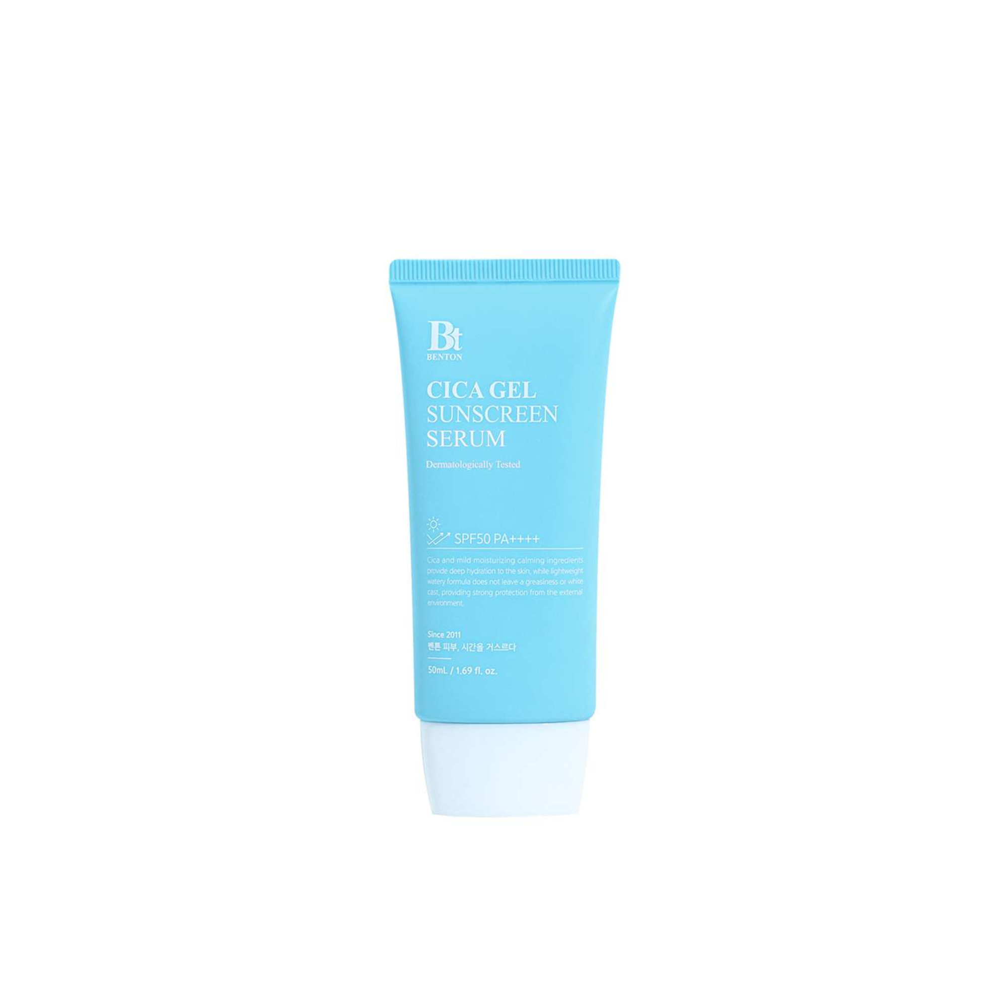 Eine blaue Tube Benton CICA Gel Sunscreen Serum SPF50, steht aufrecht vor einem weißen Hintergrund.