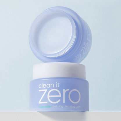Zwei Tiegel des Banila Co Clean it Zero Calming Cleansing Balm vor hellblauem Hintergrund, einer davon geöffnet