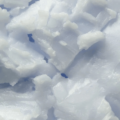 Nahaufnahme der festen, hellblauen Balsamtextur des Clean it Zero Cleansing Balm Calming