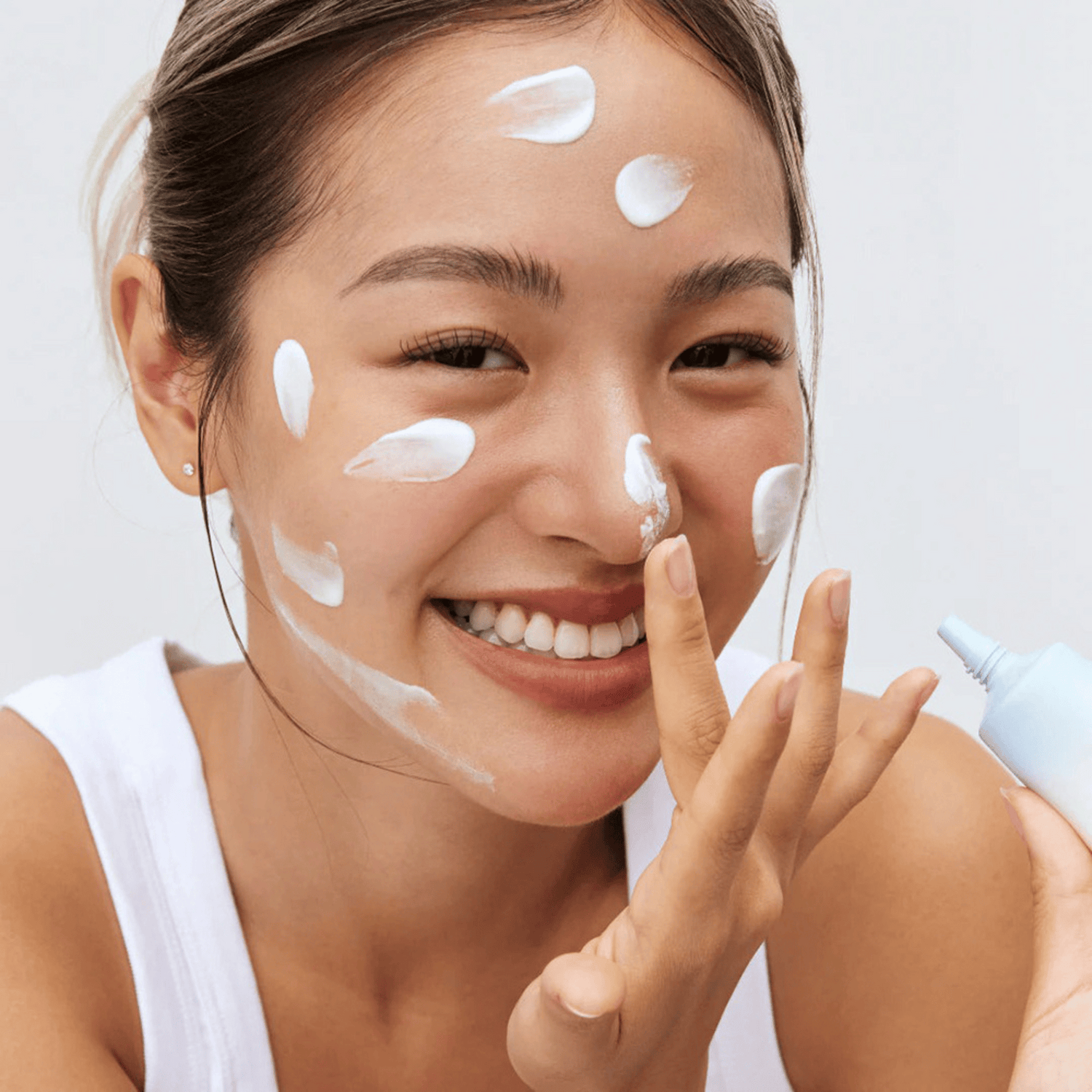 Der Beauty of Joseon Relief Sun Aqua-Fresh Rice + B5 in der Anwendung von einer lächelnden Frau