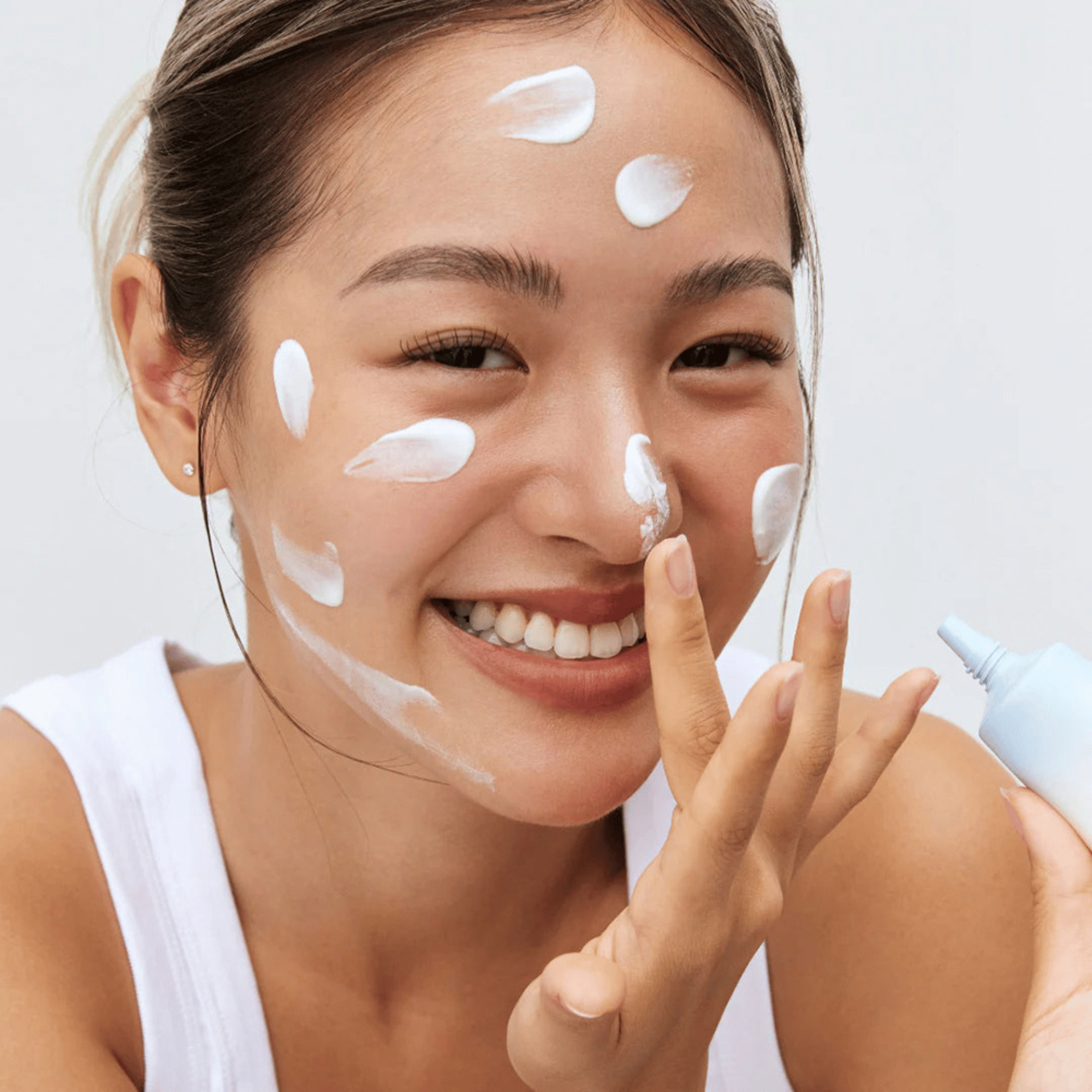 Der Beauty of Joseon Relief Sun Aqua-Fresh Rice + B5 in der Anwendung von einer lächelnden Frau