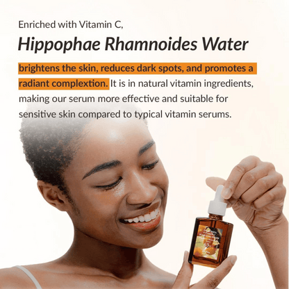 Eine lächelnde Frau trägt das Serum von Dr. Althea aus einer Tropfflasche auf. Ein Text hebt die hautaufhellende Wirkung von Vitamin C und Niacinamid hervor.