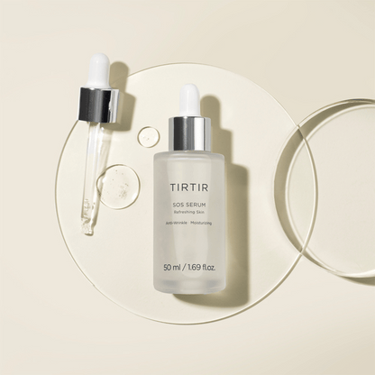 Stillleben mit TIRTIR SOS Serum, Pipette und Texturdetails auf beigem Untergrund – korean skincare Highlight 