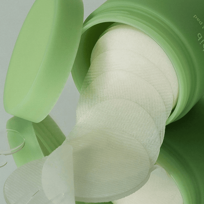 Textur der Abib Heartleaf Pads – getränkte Baumwollpads für eine sanfte Reinigung bei empfindlicher Haut