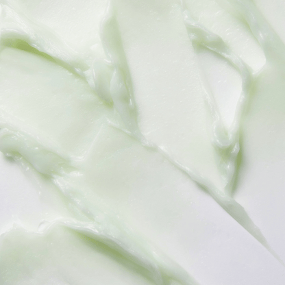 Nahaufnahme der geschmeidigen Textur des Banila CO Clean It Zero Pore Clarifying Cleansing Balm mit grünlich-weißer Farbe auf weißem Hintergrund, ideal für porentiefe Reinigung.